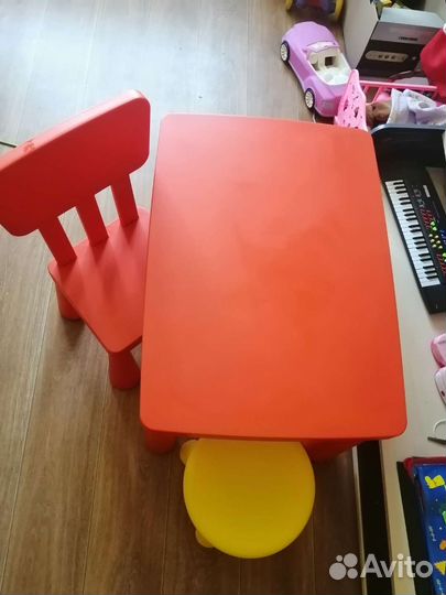 Детские стол и 2 стульчика