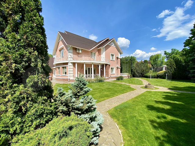 Дом 688 м² на участке 21 сот.