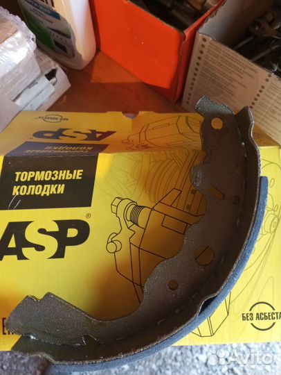 Комплект тормозных колодок передние,на Рено