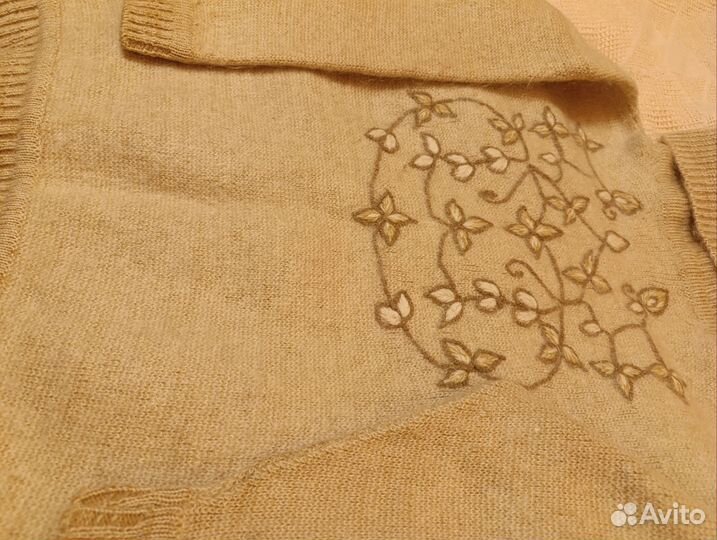 Свитер шерстяной женский