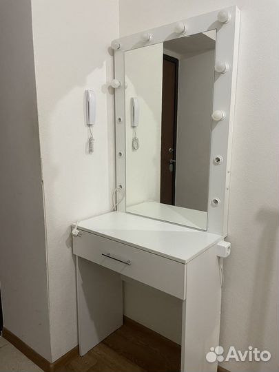 Гримерное зеркало с тумбой