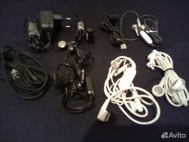 Большая коробка телефонной мелочевки