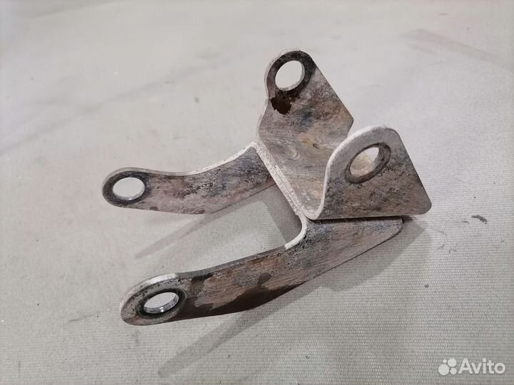 Кронштейн Mazda 323 5E 1.5 1980-1989