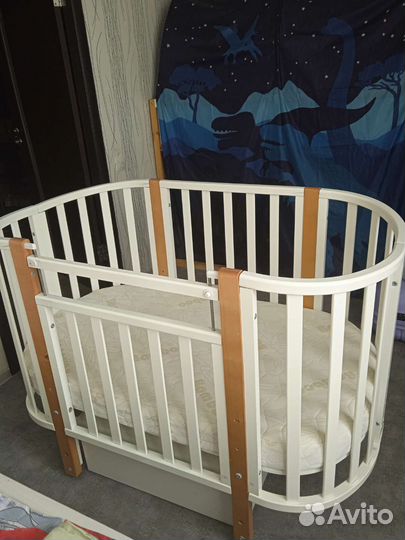 Детская кроватка с маятником