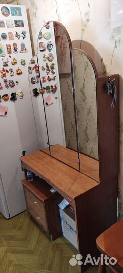 Трельяж зеркало и табуретки