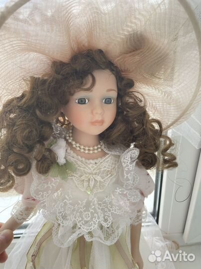 Кукла фарфоровая