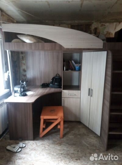 Детский уголок с кроватью и столом