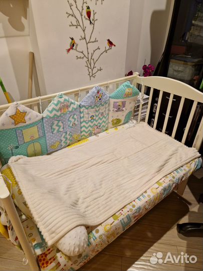 Детская кроватка с маятником и ящиком