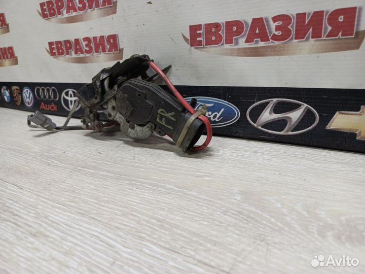 Замок двери передний правый Toyota Carina T210