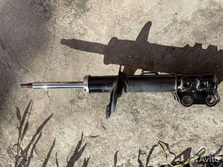 Амортизаторы передние на Hyundai Elantra MD 5