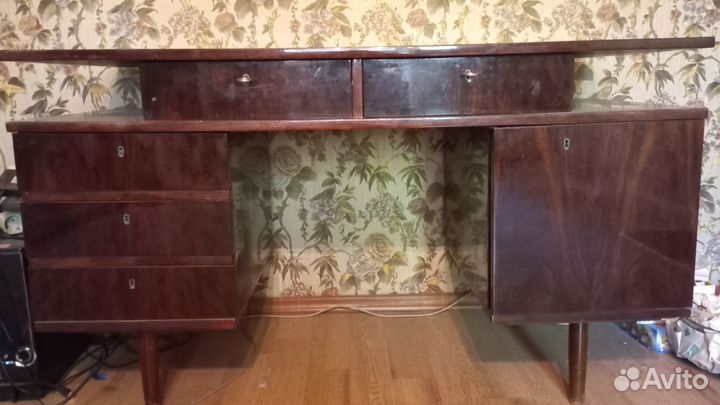 Продам столы и тумбочки б/у