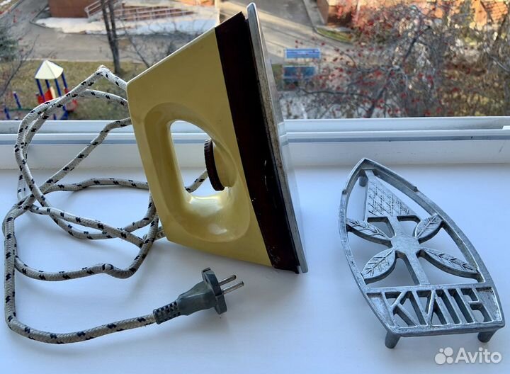 Утюг СССР и подставка под утюг