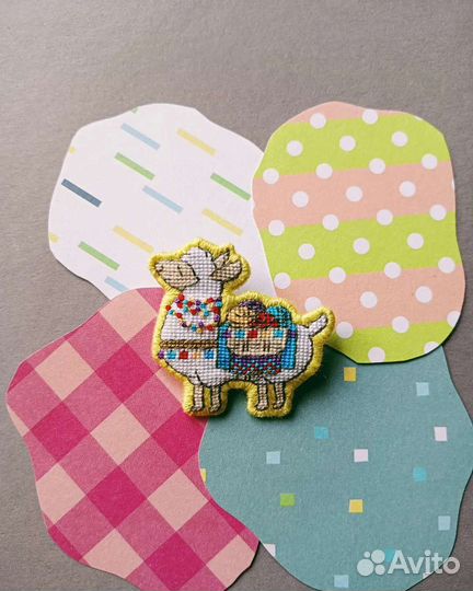 Брошь. Лама