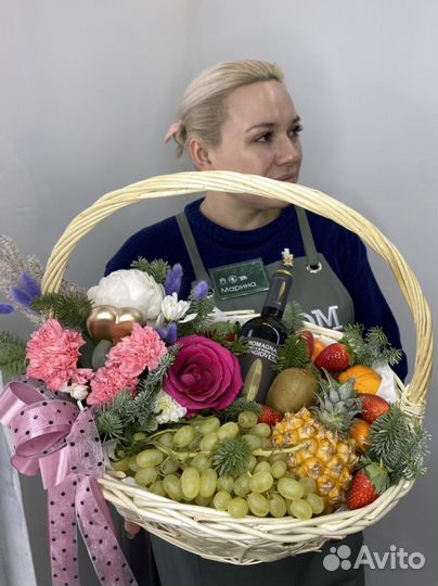 Подарочная корзина со свежими цветами