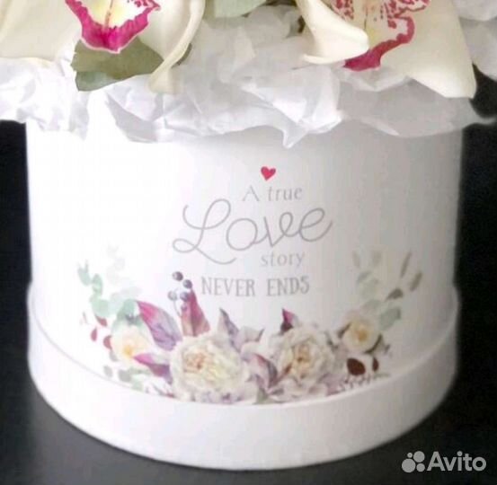 Цветы в шляпной коробке с орхидеями