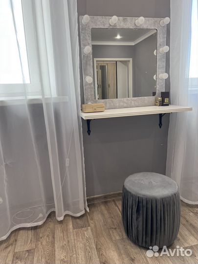 Гримерное зеркало с полочкой икеа и пуфиком