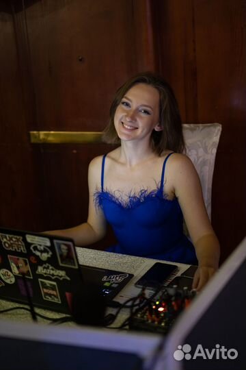 Ведущая, диджей