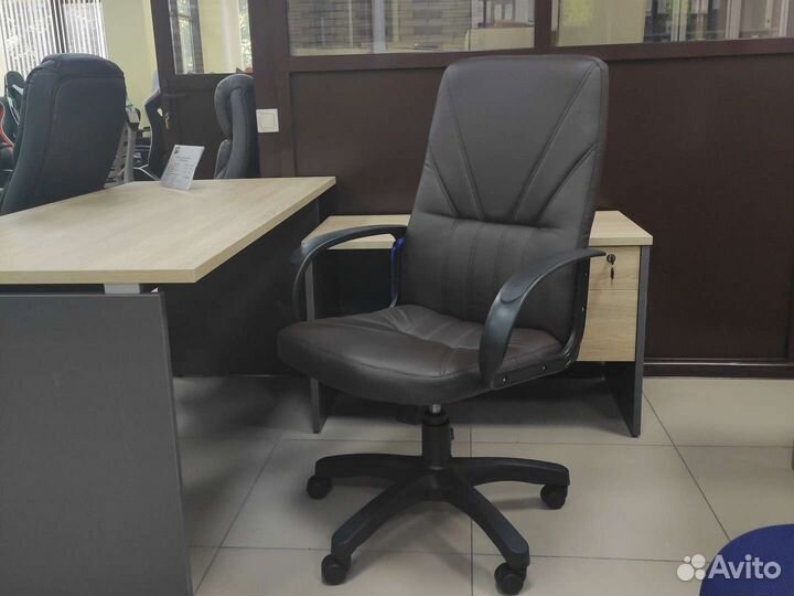 Кресло Менеджер коричневый кожзам с механизмом Топ