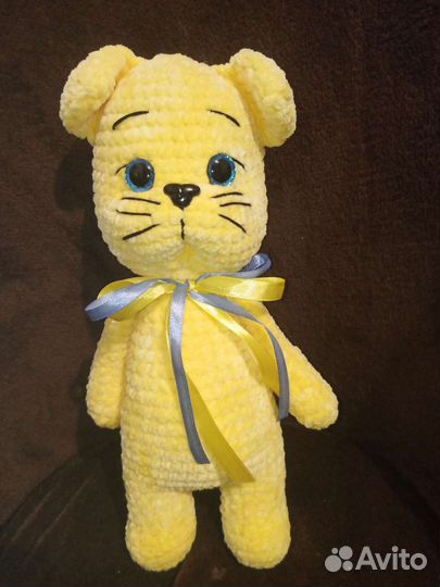 Вязаная игрушка котик