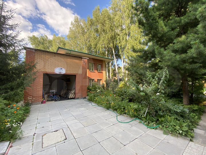 Дом 232,6 м² на участке 9 сот.