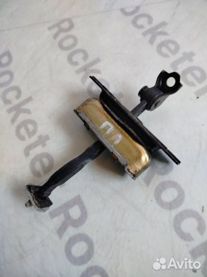 Ограничитель двери передний левый Nissan Fuga 2006