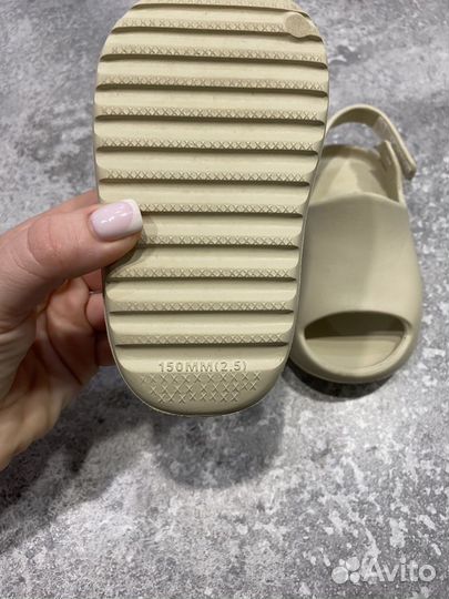 Тапки изики для малышей