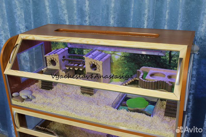 Стеллажи,витрины и домики для домашних животных