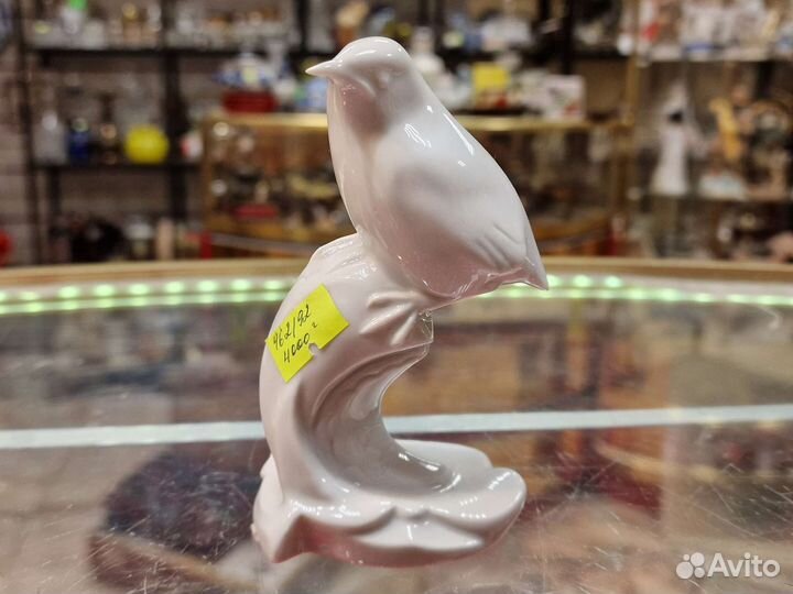 Статуэтка птица на дереве