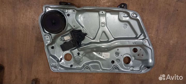 Стеклоподъемник передний левый Volkswagen Passat