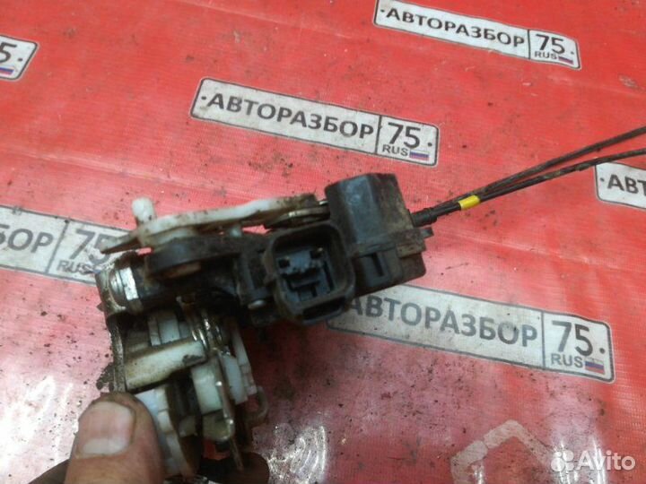 Замок двери задний левый Mitsubishi Lancer CY2A