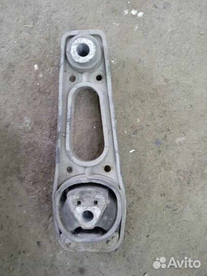 Опора двигателя задняя Renault Duster 1