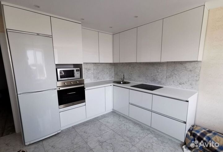 Угловая в потолок кухня на заказ