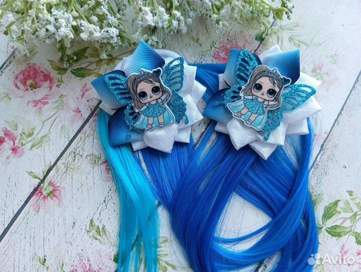 Банты с цветными прядями