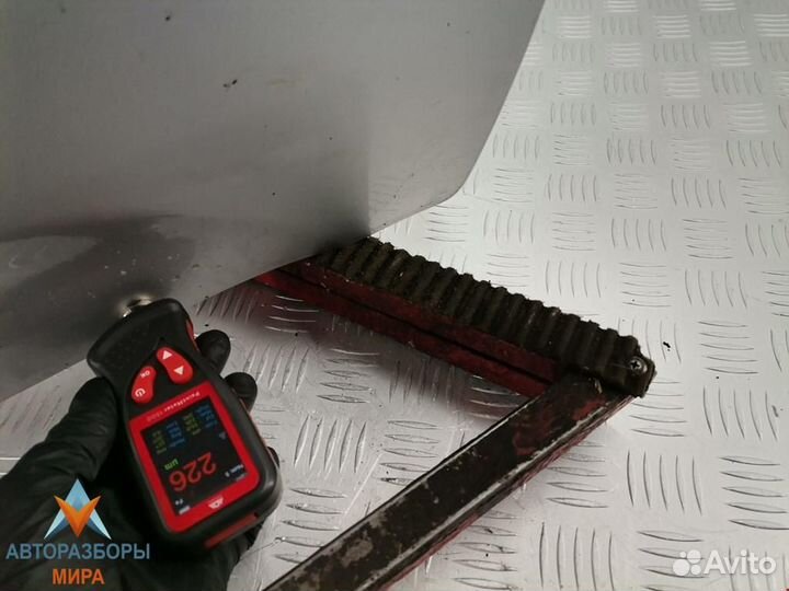 Обшивка двери передняя правая Toyota Avensis