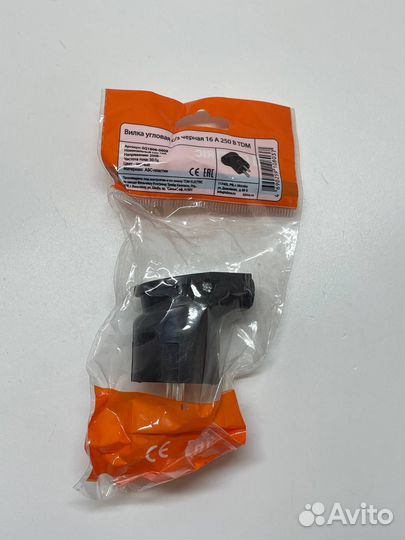 Вилка угловая с/з черная 16А 250В TDM