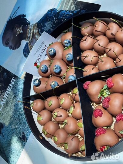 Клубника в шоколаде голубика фрукты орехи малина