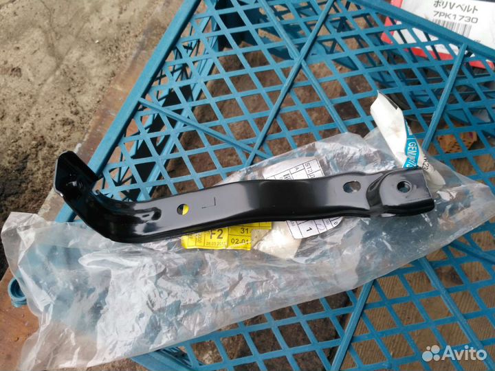 Кронштейн крыла переднего левого М6 02-07 металл