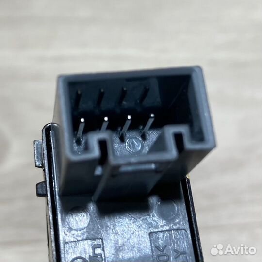 Кнопка стеклоподъемника задняя правая Skoda Yeti