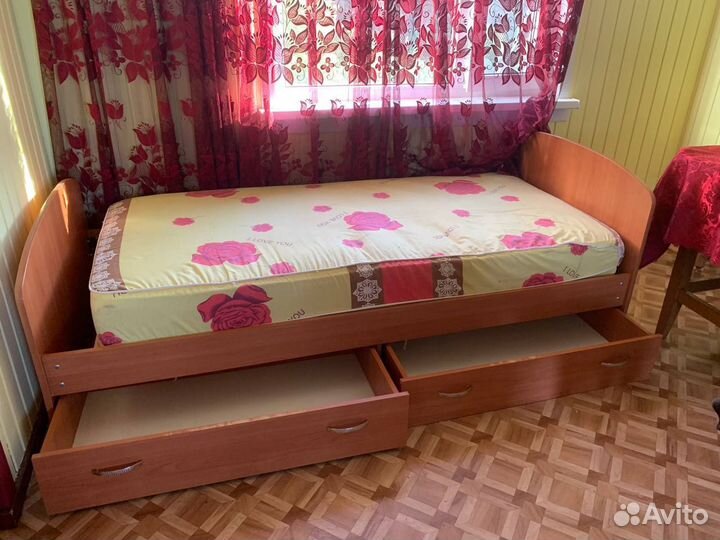 Кровать деревянная