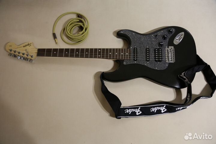 Электрогитара в комплекте с комбоусилителем