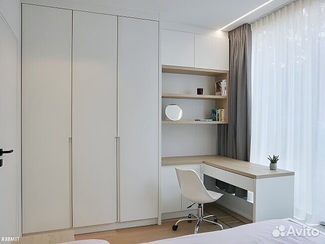 Письменный стол у окна на заказ