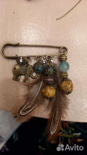 Брошь ручной работы с натуральными камнями