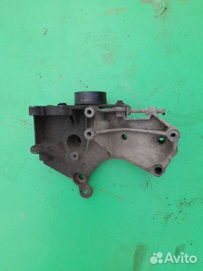 Кронштейн генератора Renault Logan