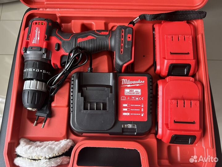 Шуруповерт в комплекте с набором