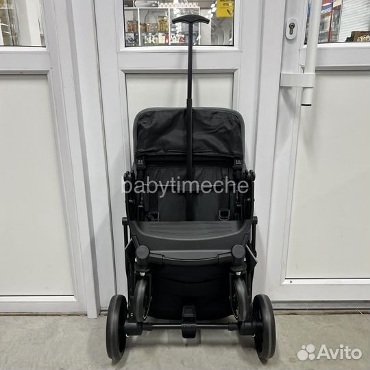 Прогулочная коляска серая