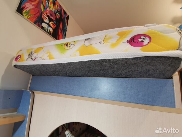 Кровать-чердак со столом и шкафом