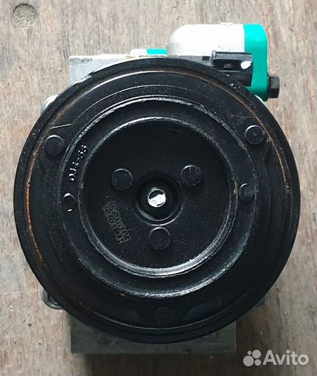 Компрессор кондиционера 977014H100 Grand Starex