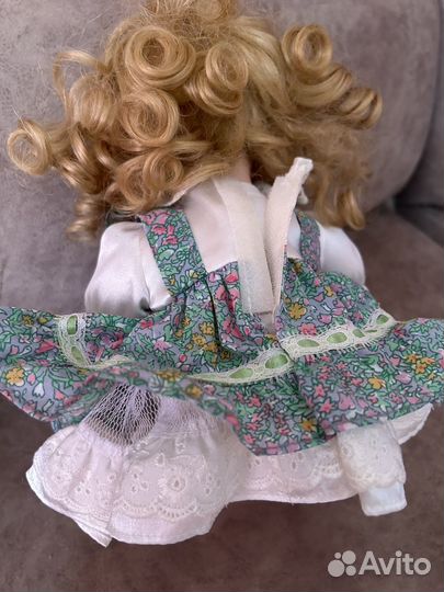 Кукла фарфоровая сидячая. Европа 80-е гг