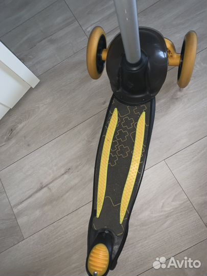 Самокат трехколесный