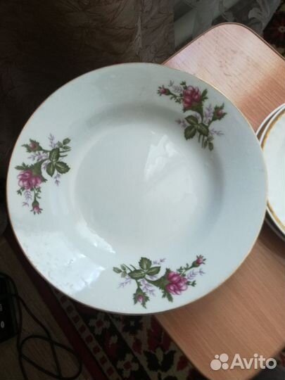 Тарелки, супница, кружки, банка для хранения